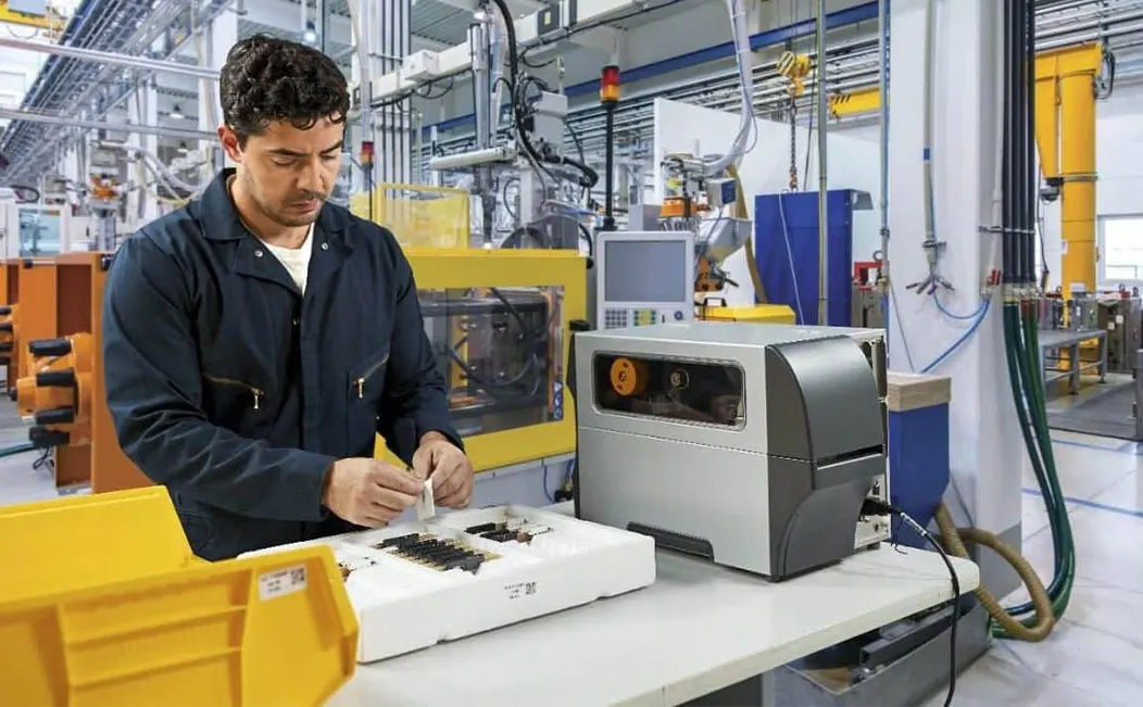 Técnico realizando mantenimiento de impresora industrial